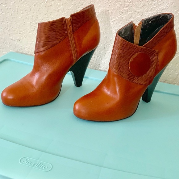 Vince Camuto Shoes - Vince Camuto Brown Tan Leather Ankle Boots 8.5